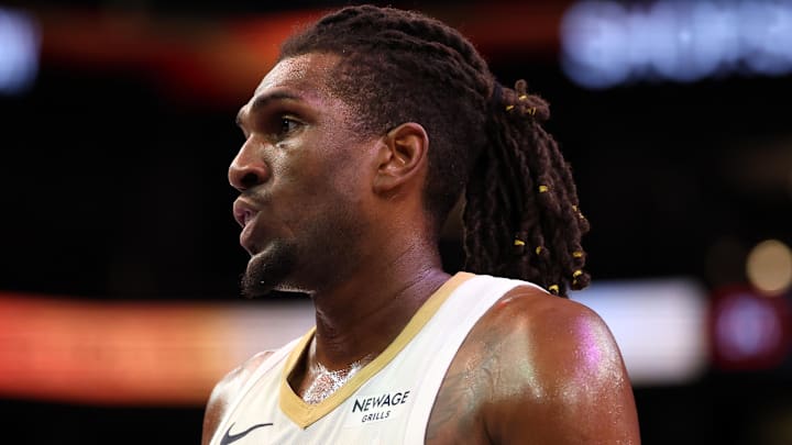 Nov 10, 2025; Phoenix, Arizona, USA; New Orleans Pelicans forward Kevon Looney (55) against the Phoenix Suns at the Mortgage Matchup Center. Mandatory Credit: Mark J. Rebilas-Imagn Images