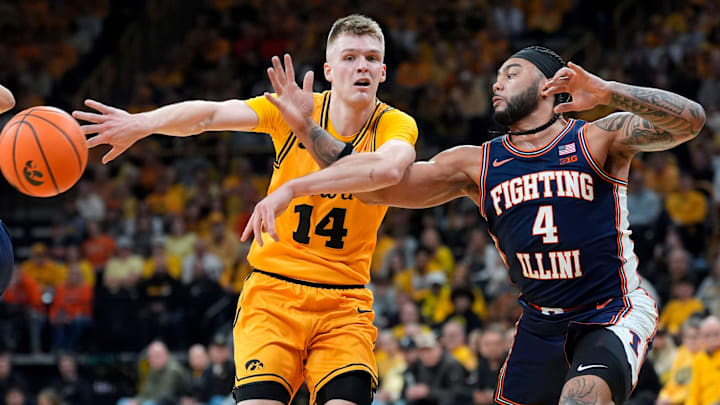 Iowa guard Bennett Stirtz (14) makes a no-look pass against Illinois guard Kylan Boswell (4) Jan. 11, 2026 at Carver-Hawkeye Arena in Iowa City, Iowa.