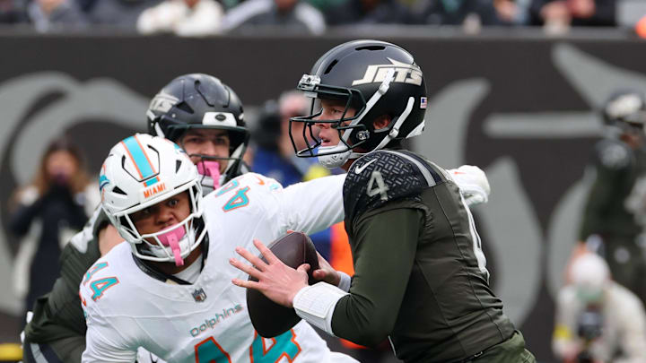 Dec 7, 2025; East Rutherford, New Jersey, USA; New York Jets quarterback Brady Cook (4) looks to pass the ball against the Miami Dolphins during the first half at MetLife Stadium. Mandatory Credit: Ed Mulholland-Imagn Images Dec 7, 2025; East Rutherford, New Jersey, USA; New York Jets quarterback Brady Cook (4) looks to pass the ball against the Miami Dolphins during the first half at MetLife Stadium. Mandatory Credit: Ed Mulholland-Imagn Images