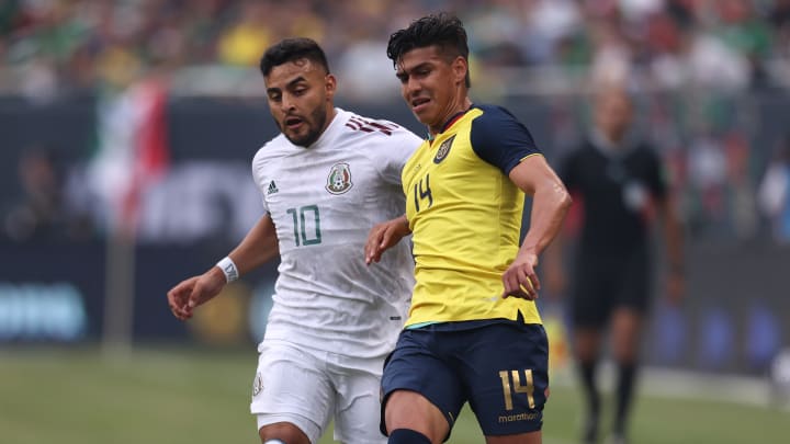 El ecuatoriano Xavier Arreaga y Alexis Vega durante un amistoso entre México y Ecuador.