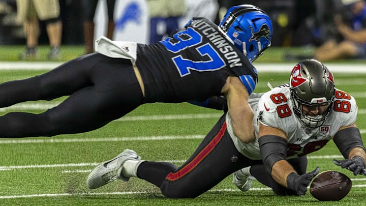 Tampa Bay Buccaneers tight end Cade Otton (88) dives for a loose ball against Detroit Lions DE Aidan Hutchinson (97) Tampa Bay Buccaneers tight end Cade Otton (88) dives for a loose ball against Detroit Lions DE Aidan Hutchinson (97)