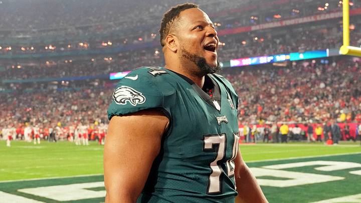 Philadelphia Eagles defensive tackle Ndamukong Suh smiles to the crowd before the start of the third quarter of Super Bowl LVII.