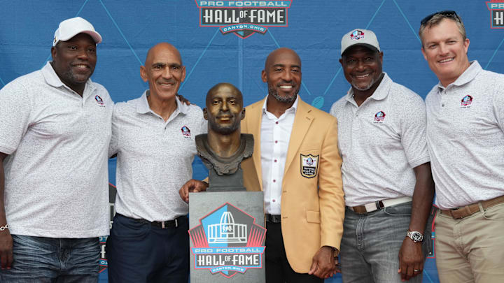 Aug 5, 2023; Canton, OH, USA; Tampa Bay Buccaneers former cornerback Ronde Barber poses with his bust along with Warren Sapp , Tony Dungy , Derrick Brooks and John Lynch during the 2023 Pro Football Hall of Fame Enshrinement at Tom Benson Hall of Fame Stadium. Mandatory Credit: Kirby Lee-Imagn Images