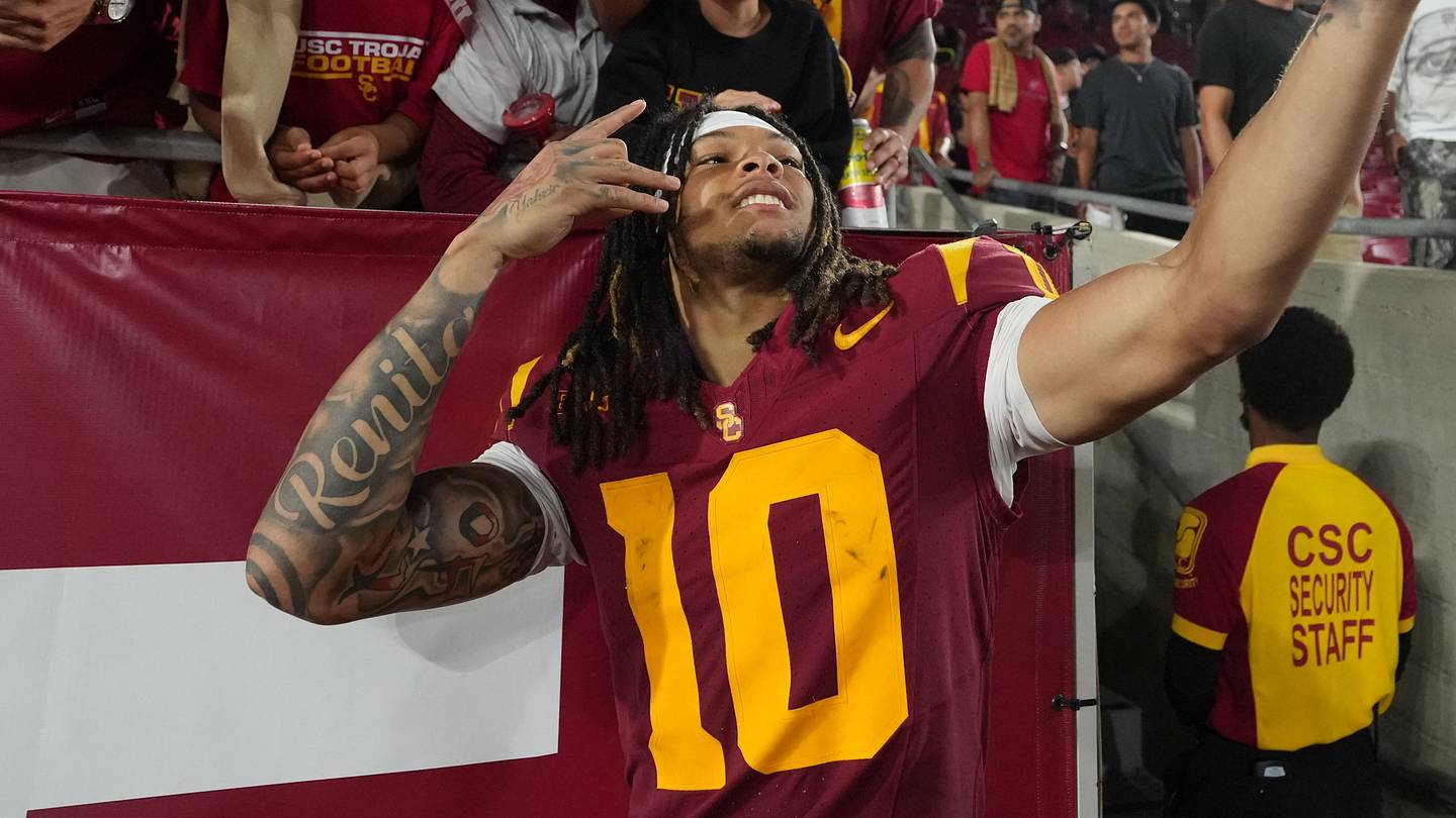 How Corey Simms Uniquely Bolsters USC Trojans Receiver Room