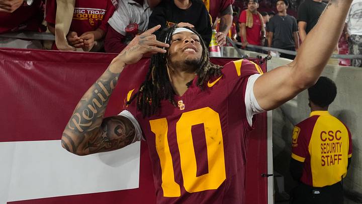 Sep 4, 2026; Los Angeles, California, USA; Southern California Trojans wide receiver Corey Simms (10) poses with fans after the game against the Fresno State Bulldogs at United Airlines Field at Los Angeles Memorial Coliseum. Mandatory Credit: Kirby Lee-Imagn Images Sep 4, 2026; Los Angeles, California, USA; Southern California Trojans wide receiver Corey Simms (10) poses with fans after the game against the Fresno State Bulldogs at United Airlines Field at Los Angeles Memorial Coliseum. Mandatory Credit: Kirby Lee-Imagn Images