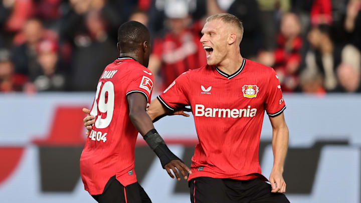 Moussa Diaby und Mitchel Bakker