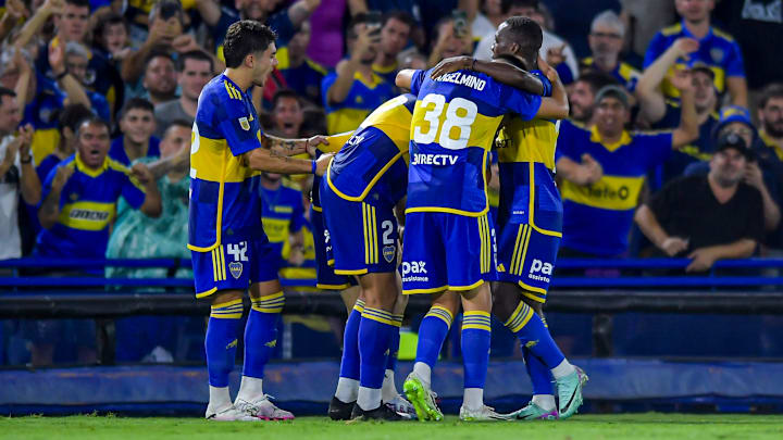 Los jugadores de Boca Juniors festejan un gol en contra de Racing.