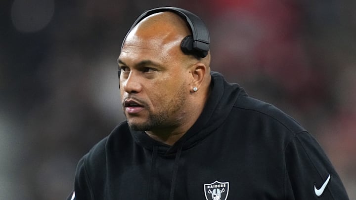 Aug 23, 2024; Paradise, Nevada, USA; Las Vegas Raiders coach Antonio Pierce reacts against the San Francisco 49ers in the first half at Allegiant Stadium. Mandatory Credit: Kirby Lee-Imagn Images Aug 23, 2024; Paradise, Nevada, USA; Las Vegas Raiders coach Antonio Pierce reacts against the San Francisco 49ers in the first half at Allegiant Stadium. Mandatory Credit: Kirby Lee-Imagn Images
