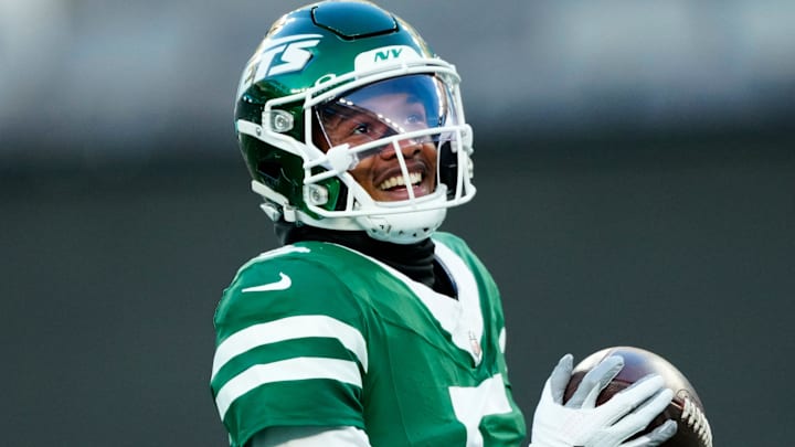 New York Jets wide receiver Garrett Wilson warms up for a game.
