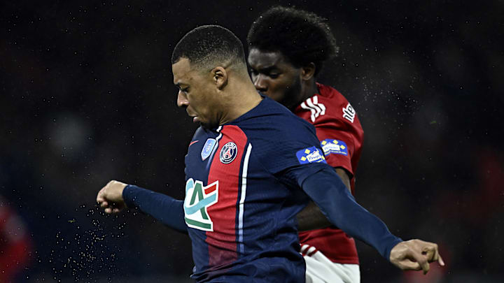 Kylian Mbappé et Lilian Brassier au duel Kylian Mbappé et Lilian Brassier au duel