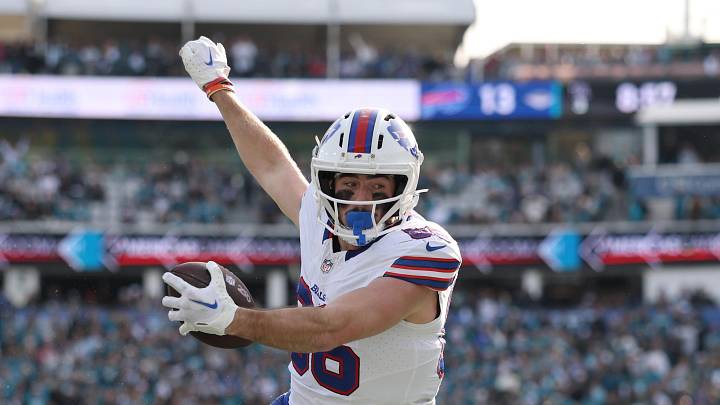Buffalo Bills tight end Dalton Kincaid (86) scores a touchdown during the second half against the Jacksonville Jaguars in an AFC Wild Card Round game at EverBank Stadium.