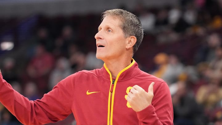 Mar 11, 2026; Chicago, IL, USA; Southern California Trojans head coach Eric Musselman gestures to his team against the Washington Huskies during the first half at United Center. 