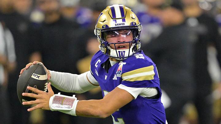 Dec 13, 2025; Inglewood, CA, USA; Washington Huskies quarterback Demond Williams Jr. (2) sets to pass in the first half of the LA Bowl against the Boise State Broncos at SoFi Stadium. Mandatory Credit: Jayne Kamin-Oncea-Imagn Images Dec 13, 2025; Inglewood, CA, USA; Washington Huskies quarterback Demond Williams Jr. (2) sets to pass in the first half of the LA Bowl against the Boise State Broncos at SoFi Stadium. Mandatory Credit: Jayne Kamin-Oncea-Imagn Images