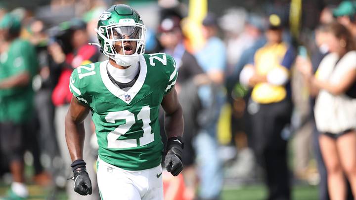 New York Jets cornerback Brandon Stephens (21) celebrates after breaking up a play in the fourth quarter against the Pittsburgh Steelers at MetLife Stadium.