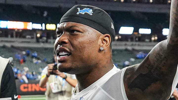 Detroit Lions running back David Montgomery (5) waves at fans as he exits the field after 37-24 win over Cincinnati Bengals at Paycor Stadium in Cincinnati on Sunday, Oct. 5, 2025.