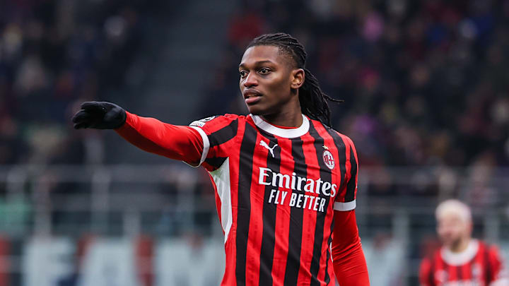 Leao a l'air de suivre de près les matchs du Barça