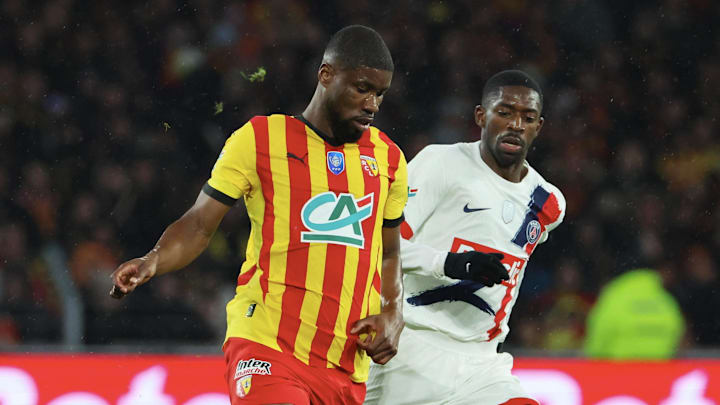 Kevin Danso au duel avec Ousmane Dembélé 