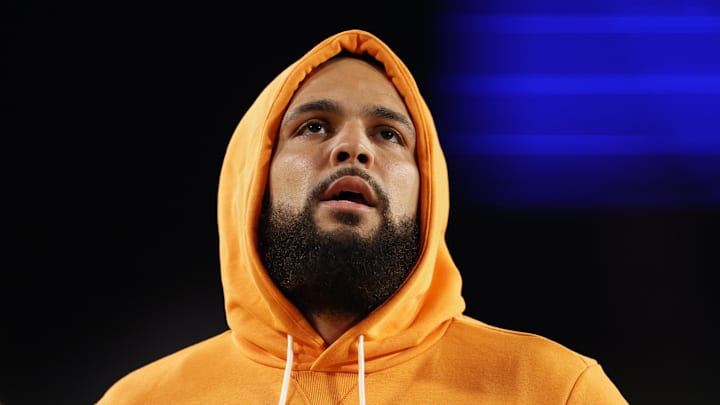 Former Tampa Bay Buccaneers wide receiver Mike Evans warms up