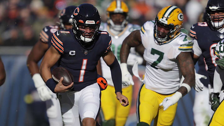 Chicago Bears quarterback Justin Fields (1) 