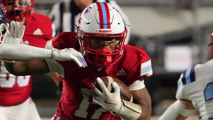 Arrowhead running back Jebari Craig (17) looks for a gap versus Bay Port in the WIAA Division 1 state championship game on Friday, Nov. 21, 2025. Arrowhead running back Jebari Craig (17) looks for a gap versus Bay Port in the WIAA Division 1 state championship game on Friday, Nov. 21, 2025.