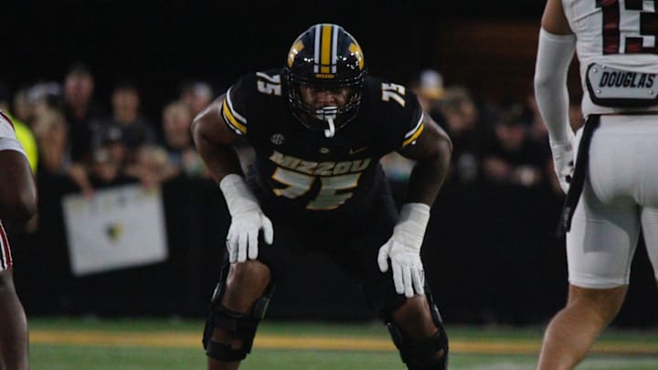Sept 20, 2025; Columbia, Missouri, USA; Missouri Tigers left tackle Jayven Richardson lines up in the first quarter against South Carolina. Sept 20, 2025; Columbia, Missouri, USA; Missouri Tigers left tackle Jayven Richardson lines up in the first quarter against South Carolina.