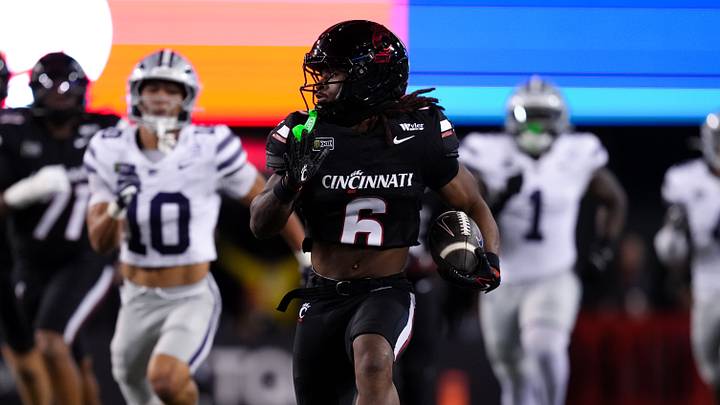 Sep 26, 2026; Cincinnati, Ohio, USA; Cincinnati Bearcats running back Gi'bran Payne (6) runs with the ball against the Kansas State Wildcats in the first half at Nippert Stadium. Sep 26, 2026; Cincinnati, Ohio, USA; Cincinnati Bearcats running back Gi'bran Payne (6) runs with the ball against the Kansas State Wildcats in the first half at Nippert Stadium.