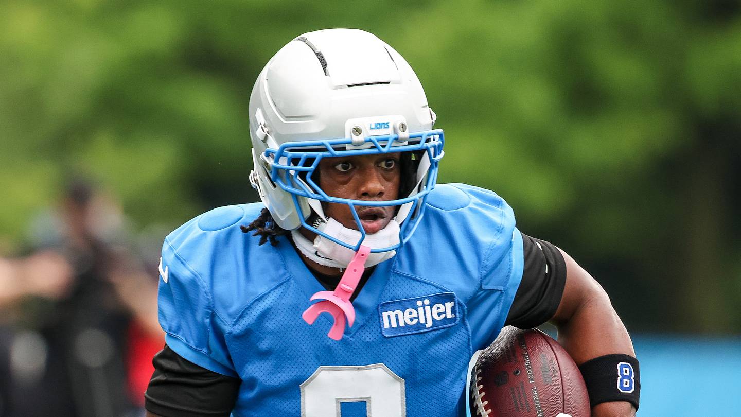 Giocatori del Detroit Lions in azione durante il training camp 2026, con attenzione ai nuovi arrivi e ai margini della squadra