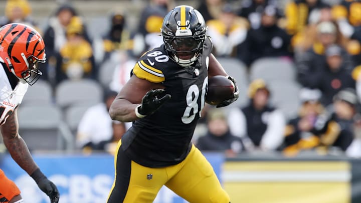 Nov 16, 2025; Pittsburgh, Pennsylvania, USA; Pittsburgh Steelers tight end Darnell Washington (80) runs with the ball against Cincinnati Bengals linebacker Barrett Carter (49) during the first half at Acrisure Stadium. Mandatory Credit: Charles LeClaire-Imagn Images Nov 16, 2025; Pittsburgh, Pennsylvania, USA; Pittsburgh Steelers tight end Darnell Washington (80) runs with the ball against Cincinnati Bengals linebacker Barrett Carter (49) during the first half at Acrisure Stadium. Mandatory Credit: Charles LeClaire-Imagn Images