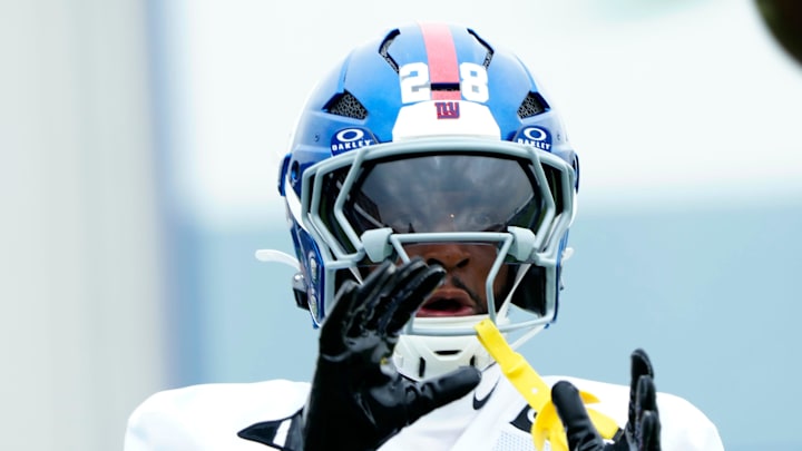 New York Giants cornerback Cor'Dale Flott (28)  