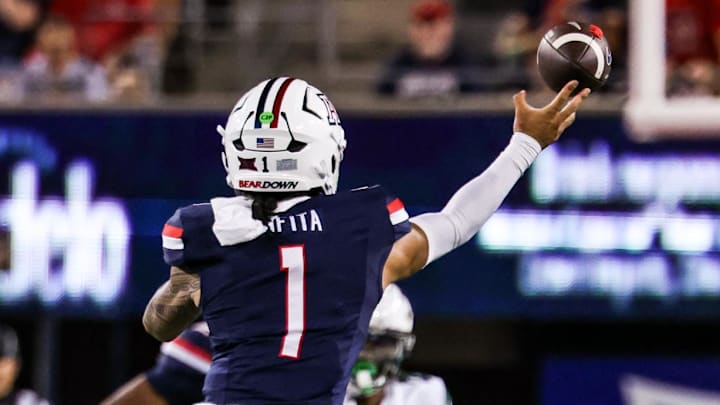 Aug 30, 2025; Tucson, Arizona, USA; Arizona Wildcats quarterback Noah Fifita (1) passes the ball during the first quarter of the game against the Hawaii Rainbow Warriors at Arizona Stadium. Mandatory Credit: Aryanna Frank-Imagn Images Aug 30, 2025; Tucson, Arizona, USA; Arizona Wildcats quarterback Noah Fifita (1) passes the ball during the first quarter of the game against the Hawaii Rainbow Warriors at Arizona Stadium. Mandatory Credit: Aryanna Frank-Imagn Images