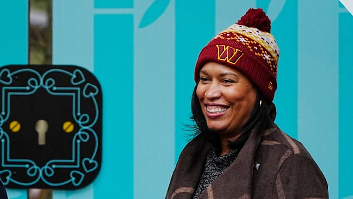Dr. Brandie Smith and D.C. mayor Muriel Bowser open the gate to let in Yu Ying Public Charter School kindergarten students for the opening ceremony in honor of the public debut of the giant pandas Bao Li and Qing Bao at Smithsonian’s National Zoo and Conservation Biology Institute, Jan. 24, 2025.