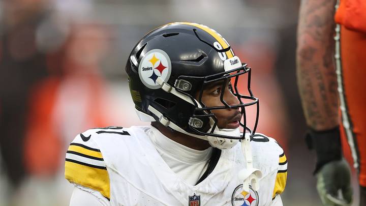 Dec 28, 2025; Cleveland, Ohio, USA; Pittsburgh Steelers tight end Jonnu Smith (81) reacts in the third quarter against the Cleveland Browns at Huntington Bank Field. Mandatory Credit: Scott Galvin-Imagn Images