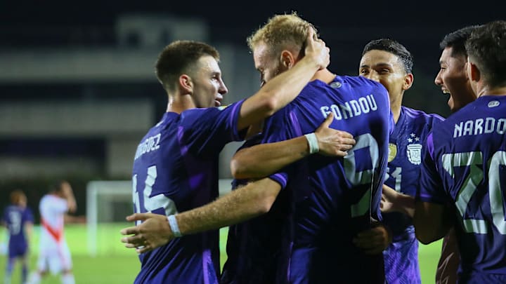 La selección de Argentina celebra uno de los goles sobre Perú en el Preolímpico Sub-23.