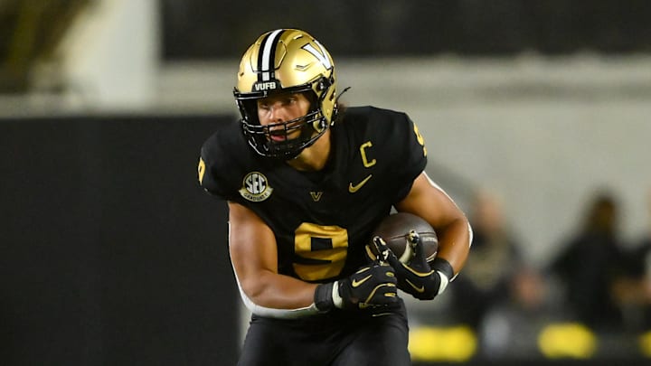 Nov 22, 2025; Nashville, Tennessee, USA;  Vanderbilt Commodores tight end Eli Stowers (9) runs with the ball after a made catch against the Kentucky Wildcats during the second half at FirstBank Stadium. Mandatory Credit: Steve Roberts-Imagn Images