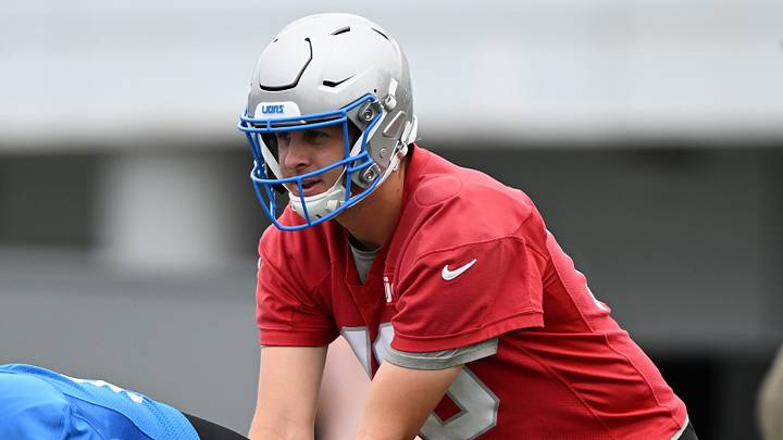 Detroit Lions quarterback Jared Goff (16) gets ready to take a snap during minicamp Detroit Lions quarterback Jared Goff (16) gets ready to take a snap during minicamp