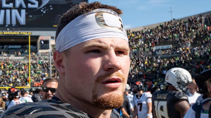 Oregon Ducks linebacker Bryce Boettcher