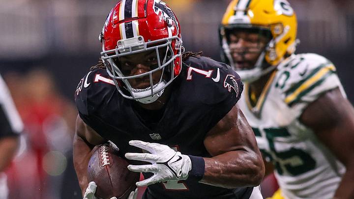 Atlanta Falcons running back Bijan Robinson (7) runs the ball against the Green Bay Packers in 2023.