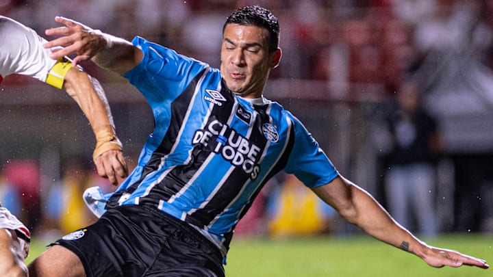 Balbuena é um dos zagueiros do Tricolor