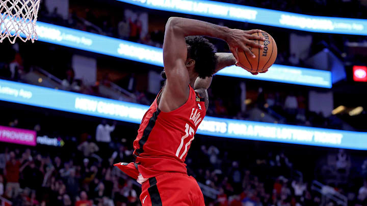 Nov 2, 2024; Houston, Texas, USA; Houston Rockets forward Tari Eason (17) dunks against the Golden State Warriors during the fourth quarter at Toyota Center. Mandatory Credit: Erik Williams-Imagn Images

