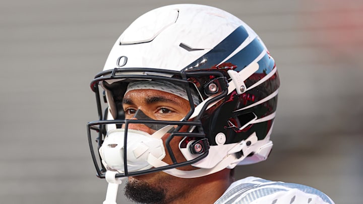 Oct 18, 2025; Piscataway, New Jersey, USA; Oregon Ducks tight end Kenyon Sadiq (18) warms up before the game against the Rutgers Scarlet Knights at SHI Stadium. 