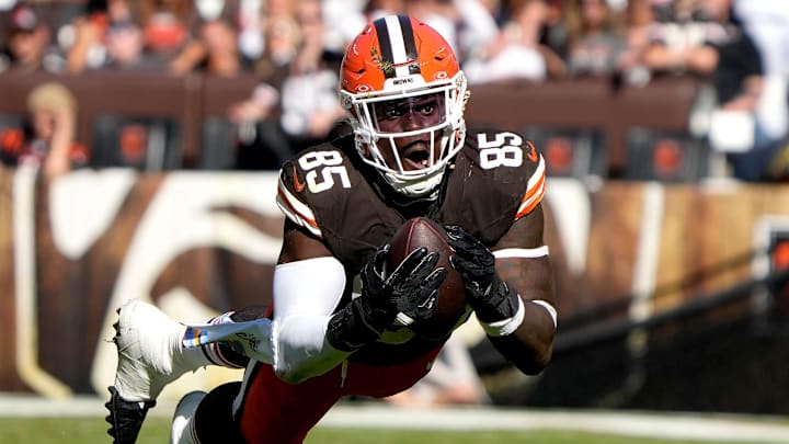 Cleveland Browns tight end David Njoku (85) tries to make a catch but drooped the ball against th Cincinnati Bengals during the NFL Week 7 game at Huntington Bank Field in Cleveland October 20, 2024. The Bengals won 21-14.