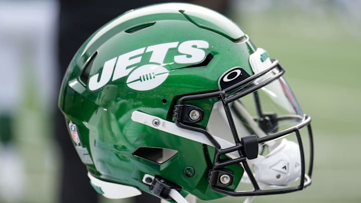 Aug 12, 2023; Charlotte, North Carolina, USA; New York Jets helmet during the second quarter against the Carolina Panthers at Bank of America Stadium. Mandatory Credit: Jim Dedmon-Imagn Images Aug 12, 2023; Charlotte, North Carolina, USA; New York Jets helmet during the second quarter against the Carolina Panthers at Bank of America Stadium. Mandatory Credit: Jim Dedmon-Imagn Images