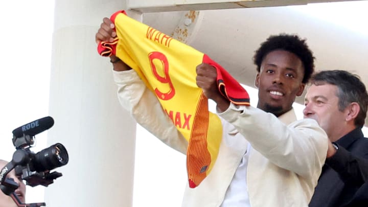 Elye Wahi présentant son maillot aux supporters lensois