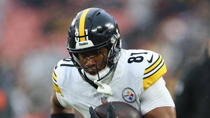 Dec 28, 2025; Cleveland, Ohio, USA; Pittsburgh Steelers tight end Jonnu Smith (81) warms up before the game against the Cleveland Browns at Huntington Bank Field. Mandatory Credit: Scott Galvin-Imagn Images