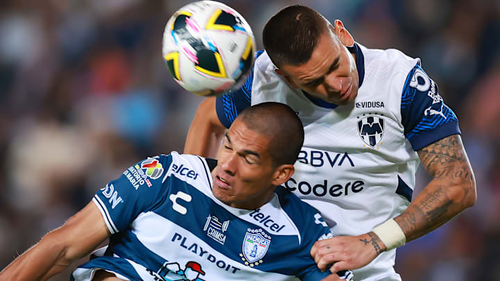 Luis Puente de Pachuca y el chileno Sebastián Vegas de Rayados durante el Apertura 2024 Luis Puente de Pachuca y el chileno Sebastián Vegas de Rayados durante el Apertura 2024