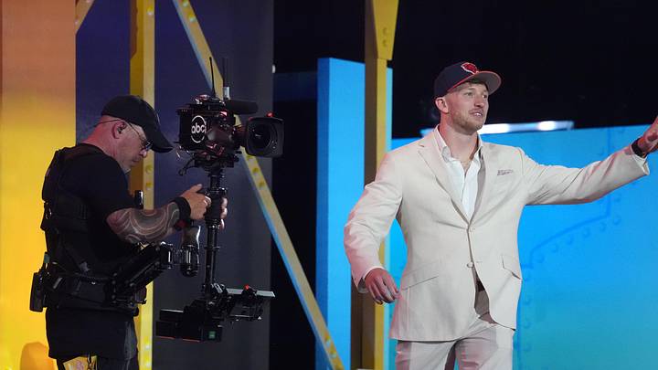 Apr 23, 2026; Pittsburgh, PA, USA; Oregon Ducks defensive back Dillon Thieneman is selected by the Chicago Bears as the number 25 pick during the 2026 NFL Draft at Acrisure Stadium. Mandatory Credit: Kirby Lee-Imagn Images