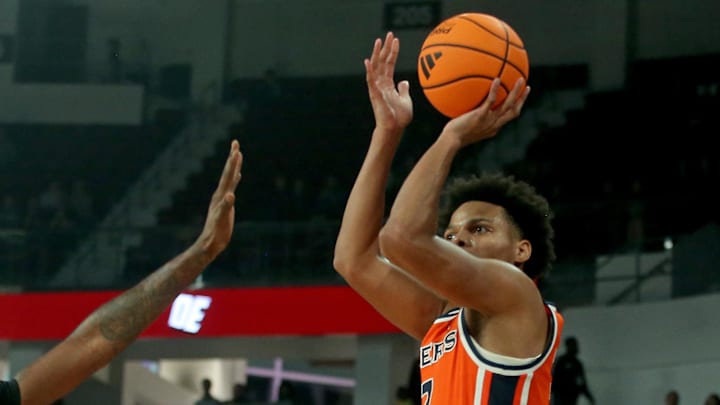 Feb 18, 2026; Starkville, Mississippi, USA; Auburn Tigers forward Keyshawn Hall (7) shoots for three as Mississippi State Bulldogs guard Shawn Jones Jr. (5) defends during the first half at Humphrey Coliseum. Mandatory Credit: Petre Thomas-Imagn Images Feb 18, 2026; Starkville, Mississippi, USA; Auburn Tigers forward Keyshawn Hall (7) shoots for three as Mississippi State Bulldogs guard Shawn Jones Jr. (5) defends during the first half at Humphrey Coliseum. Mandatory Credit: Petre Thomas-Imagn Images