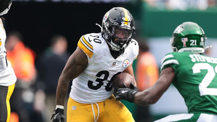 Sep 7, 2025; East Rutherford, New Jersey, USA; Pittsburgh Steelers running back Jaylen Warren (30) attempts to run the ball past New York Jets cornerback Brandon Stephens (21) during the second half at MetLife Stadium. Mandatory Credit: Vincent Carchietta-Imagn Images
