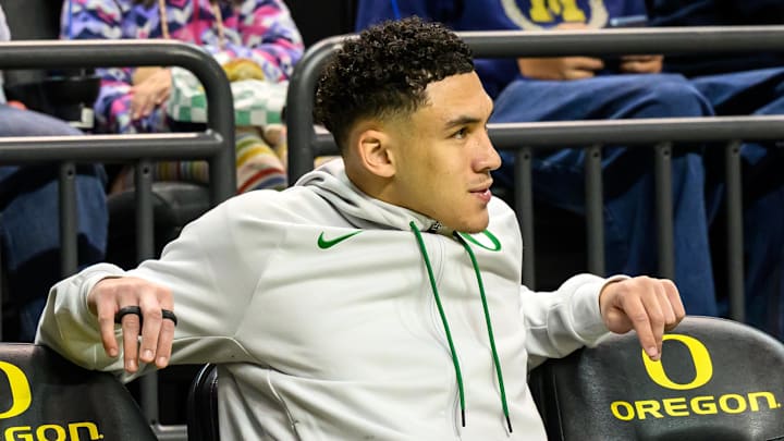 Jan 17, 2026; Eugene, Oregon, USA; Oregon Ducks starting guard Jackson Shelstad (3) on the bench with an injury before the game against the Michigan Wolverines at Matthew Knight Arena. Mandatory Credit: Craig Strobeck-Imagn Images