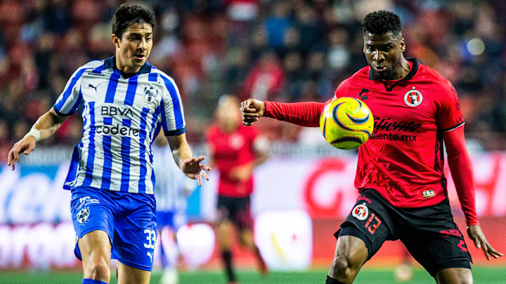 El colombiano Stefan Medina de Rayados y el colombiano Raúl Zúñiga de Xolos durante el Clausura 2024